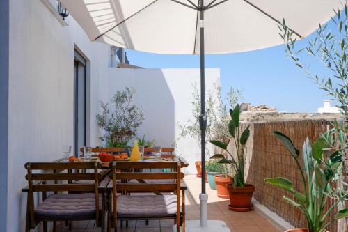 Spacious terrace, swimming pool, private parking
