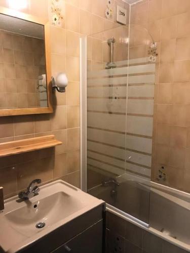 une salle de bain avec un lavabo, une douche et une baignoire dans l'établissement Résidence Serac - 2 PIECES CABINE POUR 4 PERSONNES AU PIED DES PISTES MAE-7611, à Val Thorens
