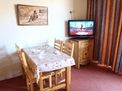 une salle à manger avec une table et une télévision dans l'établissement Résidence Serac - 2 PIECES CABINE POUR 4 PERSONNES AU PIED DES PISTES MAE-7611, à Val Thorens