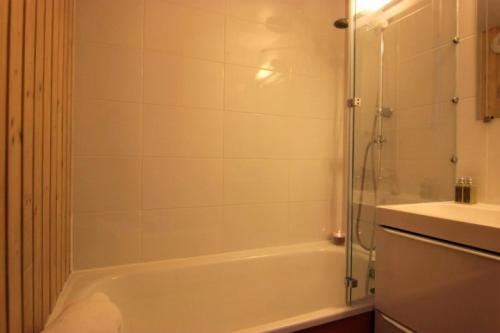 une salle de bain avec une baignoire, une douche et un lavabo dans l'établissement Résidence Lauzieres - JOLI 2 PIECES CABINE POUR 4 PERSONNES QUARTIER SOLEIL MAE-7613, à Val Thorens