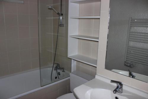 une salle de bain avec toilettes, lavabo et douche dans l'établissement Résidence Temples Du Soleil Cuzco - TEMPLES DU SOLEIL CUZCO STUDIO CABINE 23M² 4 PERS FONCTIONNEL PIED DES PISTES MAE-7619, à Val Thorens