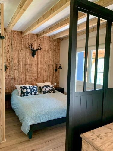 une chambre avec un lit et une fenêtre dans l'établissement Gîte La Maison Bleue, à Grosmagny