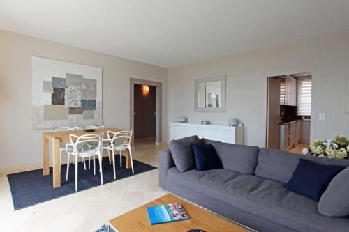un salon avec un canapé et une table dans l'établissement Bel appartement sur la plage, à Grimaud