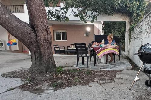 una mujer sentada en una mesa con un bebé en Casa Maximo en Vigo con Patio y Aparcamiento, en Vigo