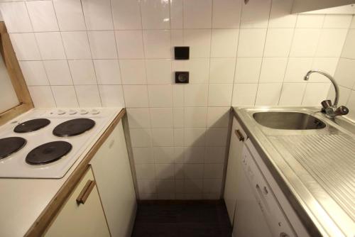 une petite cuisine avec un évier et une cuisinière dans l'établissement Résidence Eskival - ESKIVAL APPARTEMENT 35M² 4 PERS CENTRE STATION ACCES DIRECT SUR LES PISTES MAE-7662, à Val Thorens