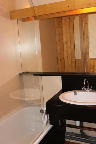 une salle de bain avec un lavabo et une baignoire dans l'établissement Résidence Orciere - VUE EXCEPTIONNELLE POUR CE 2 PIECES POUR 4 PERSONNES MAE-7661, à Val Thorens