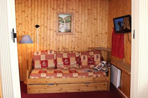 - une chambre avec un lit et des boîtes dans l'établissement Résidence Orciere - VUE EXCEPTIONNELLE POUR CE 2 PIECES POUR 4 PERSONNES MAE-7661, à Val Thorens