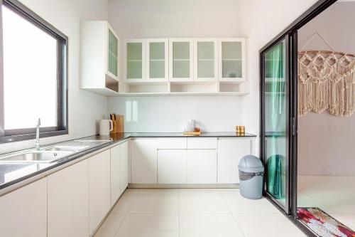 Kuchyň nebo kuchyňský kout v ubytování Hidden Cove Pool Villa 11BR 15 Mins Jomtien Beach 11臥室泳池派對別墅 花園燒烤