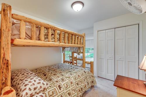 Ένα ή περισσότερα κρεβάτια σε δωμάτιο στο Arrowhead Lake Retreat with Dock and Pool Access!