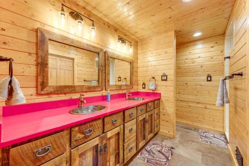 Ένα μπάνιο στο Arrowhead Lake Retreat with Dock and Pool Access!