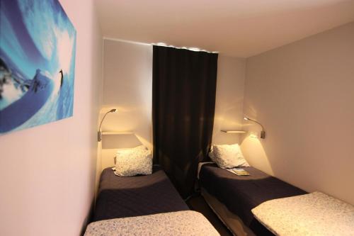 une petite chambre avec deux lits et une fenêtre dans l'établissement Résidence Reine Blanche - APPARTEMENT RENOVE TRES APPRECIE MAE-7687, à Val Thorens