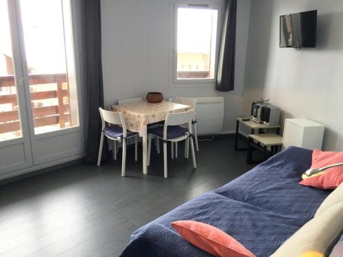 une chambre avec une table, des chaises et un lit dans l'établissement Résidence Reine Blanche - APPARTEMENT RENOVE TRES APPRECIE MAE-7687, à Val Thorens