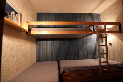 une chambre avec deux lits superposés et une échelle dans l'établissement Résidence Temples Du Soleil Machu - VAL THORENS 2 PIECES 4 PERSONNES AU PIED DES PISTES ET EXPOSE SUD MAE-7683, à Val Thorens