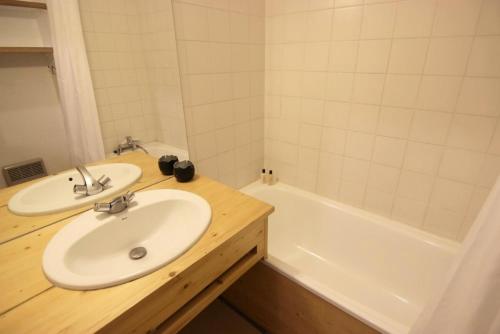 une salle de bain avec un lavabo et une baignoire dans l'établissement Résidence Joker - VAL THORENS 4 PERS BALCON SUD DANS RESIDENCE APPRECIEE MAE-7689, à Val Thorens