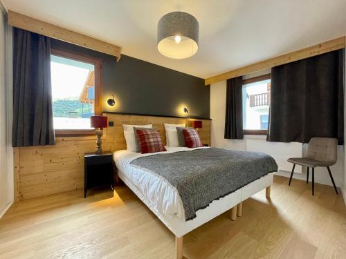 une chambre avec un lit et deux fenêtres dans l'établissement Homency - Résidence Fermes de l'Alpe A301, à L'Alpe-d'Huez