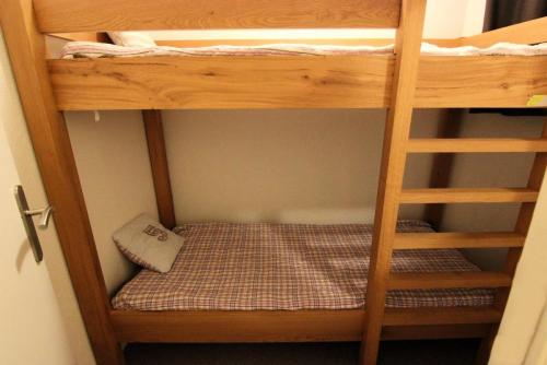 quelques lits superposés dans une chambre dans l'établissement Résidence Reine Blanche - APPARTEMENT CHARMANT ET BIEN EQUIPE POUR 4 PERSONNES ENTREE DE STATION MAE-7702, à Val Thorens