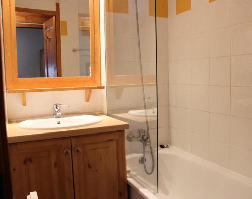 une salle de bain avec un lavabo et une douche dans l'établissement Résidence Orciere - VAL THORENS AGREABLE 2 PIECES POUR 4 PERSONNES ORIENTE SUD ET PIED DES PISTES MAE-7698, à Val Thorens