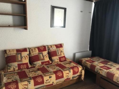 une petite chambre avec un lit et une fenêtre dans l'établissement Résidence Serac - IDEALEMENT SITUE ET BIEN EXPOSE 2 PIECES CABINE POUR 4 PERSONNES MAE-7712, à Val Thorens