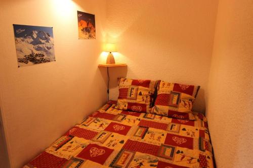 - une chambre avec un lit doté d'une couette et d'une lampe dans l'établissement Résidence Serac - IDEALEMENT SITUE ET BIEN EXPOSE 2 PIECES CABINE POUR 4 PERSONNES MAE-7712, à Val Thorens