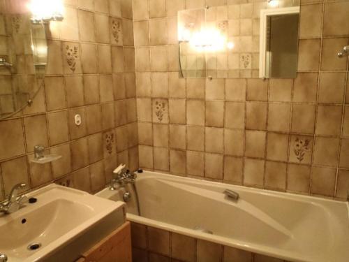 une salle de bain avec une baignoire blanche et un lavabo dans l'établissement Résidence Serac - IDEALEMENT SITUE ET BIEN EXPOSE 2 PIECES CABINE POUR 4 PERSONNES MAE-7712, à Val Thorens