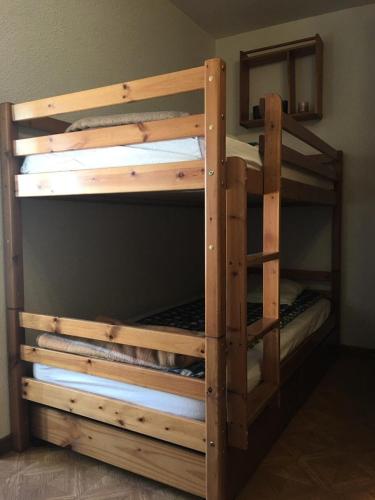 quelques lits superposés dans une chambre dans l'établissement Résidence Cimes De Caron - CIMES DE CARON STUDIO CABINE 24M² 4 PERS MAE-7709, à Val Thorens