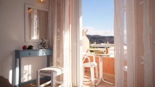 a room with a window with a table and chairs at Idi in Agia Galini