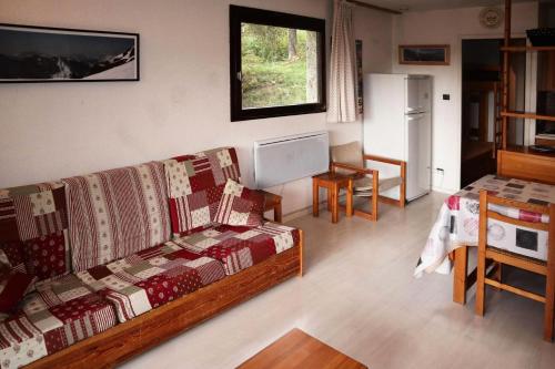 un salon avec un canapé et une table dans l'établissement Résidence L'oustal - 2 Pièces 8 personnes MAE-3434, à Le Mélézet