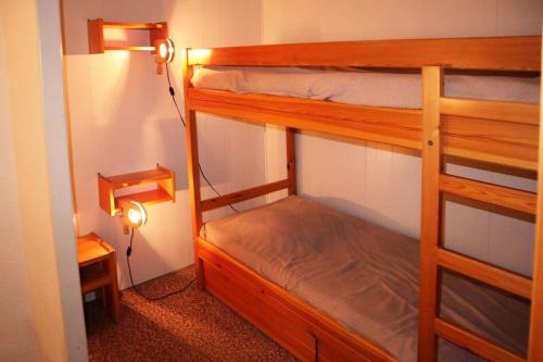 une chambre avec deux lits superposés dans une pièce dans l'établissement Résidence L'oustal - 2 Pièces 8 personnes MAE-3434, à Le Mélézet