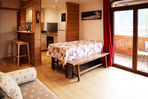 salon ze stołem i kuchnią w obiekcie Résidence Le Silhourais - 56 SILHOURAIS : Appartement 2 pièces pour 6 personnes MAE-0794 w mieście Le Mélézet