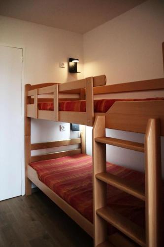 quelques lits superposés dans une chambre dans l'établissement Résidence Le Silhourais - 56 SILHOURAIS : Appartement 2 pièces pour 6 personnes MAE-0794, à Le Mélézet