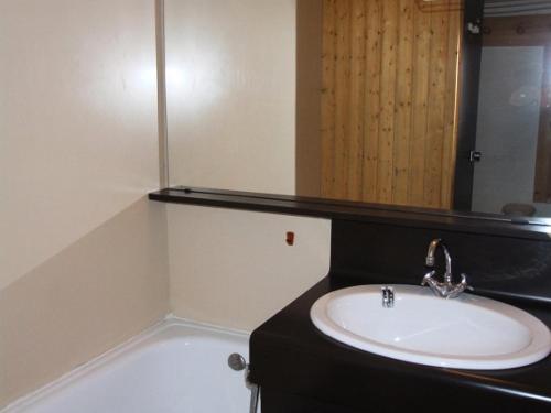 une salle de bain avec un lavabo et un miroir dans l'établissement Résidence Orciere - 2 PIECES CABINE POUR 4 PERSONNES AVEC BALCON MAE-7747, à Val Thorens