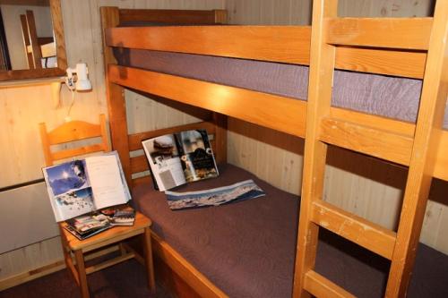 - une chambre avec des lits superposés, une table et un bureau dans l'établissement Résidence Orciere - 2 PIECES CABINE POUR 4 PERSONNES AVEC BALCON MAE-7747, à Val Thorens