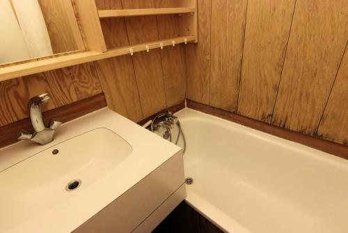 une salle de bain avec un lavabo et une baignoire dans l'établissement Résidence Temples Du Soleil Machu - VAL THORENS 2 PIECES 4 PERSONNES EXPOSE SUD ET AU PIED DES PISTES MAE-7744, à Val Thorens