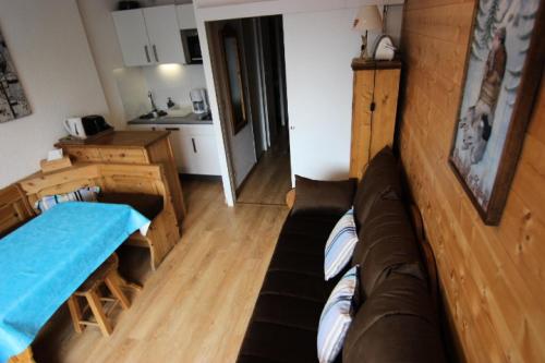 un salon avec un canapé et une cuisine dans l'établissement Résidence Lac Du Lou - VAL THORENS CHARMANT STUDIO POUR 3 PERSONNES EXPOSE SUD MAE-7749, à Val Thorens