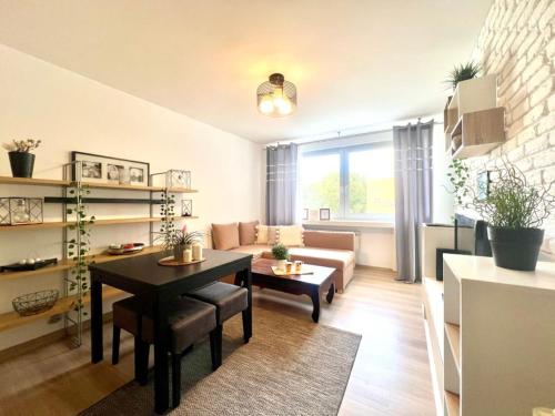 un salon avec une table et un canapé dans l'établissement Comfort Home, à Olsztyn