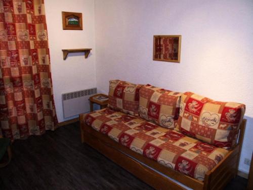 - un salon avec un canapé dans l'établissement Résidence Hauts De Vanoise - VAL THORENS STUDIO 3 PERSONNES FONCTIONNEL ET PROCHE DE TOUT MAE-7750, à Val Thorens