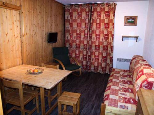 un salon avec une table et un canapé dans l'établissement Résidence Hauts De Vanoise - VAL THORENS STUDIO 3 PERSONNES FONCTIONNEL ET PROCHE DE TOUT MAE-7750, à Val Thorens