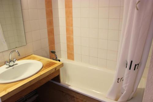 a bathroom with a sink and a bath tub and a sink at Résidence Zenith - CHARMANT STUDIO 3 PERSONNES AU COEUR DE LA STATION SKIS AUX PIEDS MAE-7766 in Val Thorens