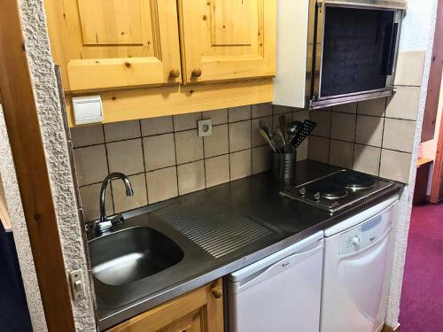une petite cuisine avec un évier et une cuisinière dans l'établissement Résidence Gollet - Le Gollet 62 - Studio divisible MAE-5771, à Valmorel