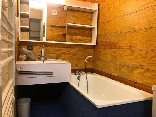 une salle de bain avec un lavabo et une baignoire dans l'établissement Résidence Gollet - Le Gollet 62 - Studio divisible MAE-5771, à Valmorel
