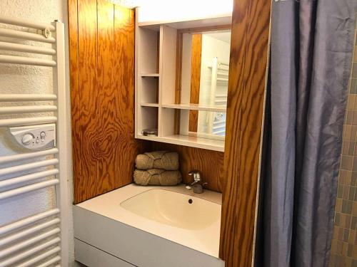 une salle de bain avec un lavabo et un miroir dans l'établissement Résidence Cotes - Les Côtes 26 - Appartement duplex et traversant avec ses deux balcons. MAE-5791, à Valmorel