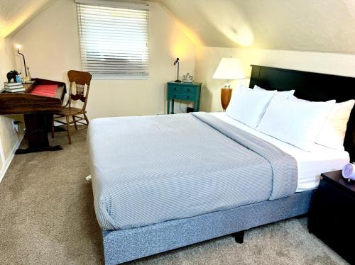 Ein Bett oder Betten in einem Zimmer der Unterkunft Haven of Elegance and Comfort