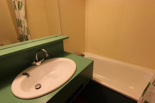 een badkamer met een wastafel en een ligbad bij Résidence Roche Blanche - VAL THORENS STUDIO 2 PERSONNES CENTRAL MAE-7793 in Val Thorens
