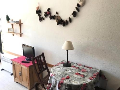 TV a/nebo společenská místnost v ubytování Résidence Vanoise - VAL THORENS STUDIO 2 PERS DECORATION SYMPA ET BELLE VUE MONTAGNE MAE-7791