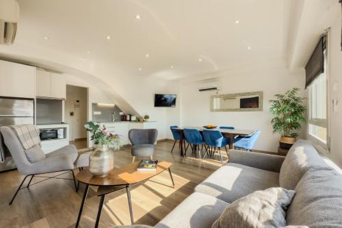 Duplex penthouse with 2 terraces and Cathedral views, just 1 minute to Plaza Catalunya