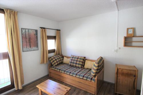 un salon avec un canapé et une table dans l'établissement Résidence Roche Blanche - STUDIO 2 PERSONNES EN PLEIN CENTRE DE LA STATION MAE-7794, à Val Thorens