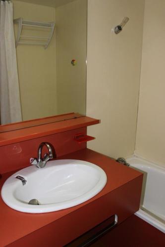 une salle de bain avec un lavabo blanc et un miroir dans l'établissement Résidence Roche Blanche - STUDIO 2 PERSONNES EN PLEIN CENTRE DE LA STATION MAE-7794, à Val Thorens
