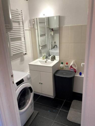 une salle de bain avec une machine à laver et un lave-linge dans l'établissement Appartement entier au RDC, à Salon-de-Provence