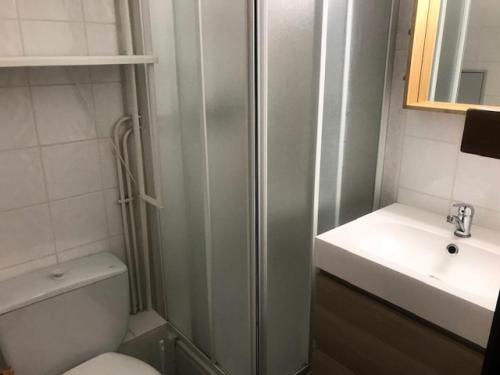 Et badeværelse på Résidence Vanoise - VAL THORENS STUDIO 2 PERSONNES AVEC VUE DOMINANTE SUR CARON MAE-7803