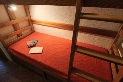 - une vue de tête sur un lit superposé avec un livre dans l'établissement Résidence Roche Blanche - A PROXIMITE DES COMMERCES STUDIO POUR 2 PERSONNES MAE-7808, à Val Thorens